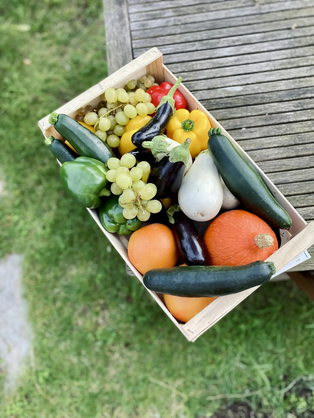 Caixa de madeira com frutas e legumes variados