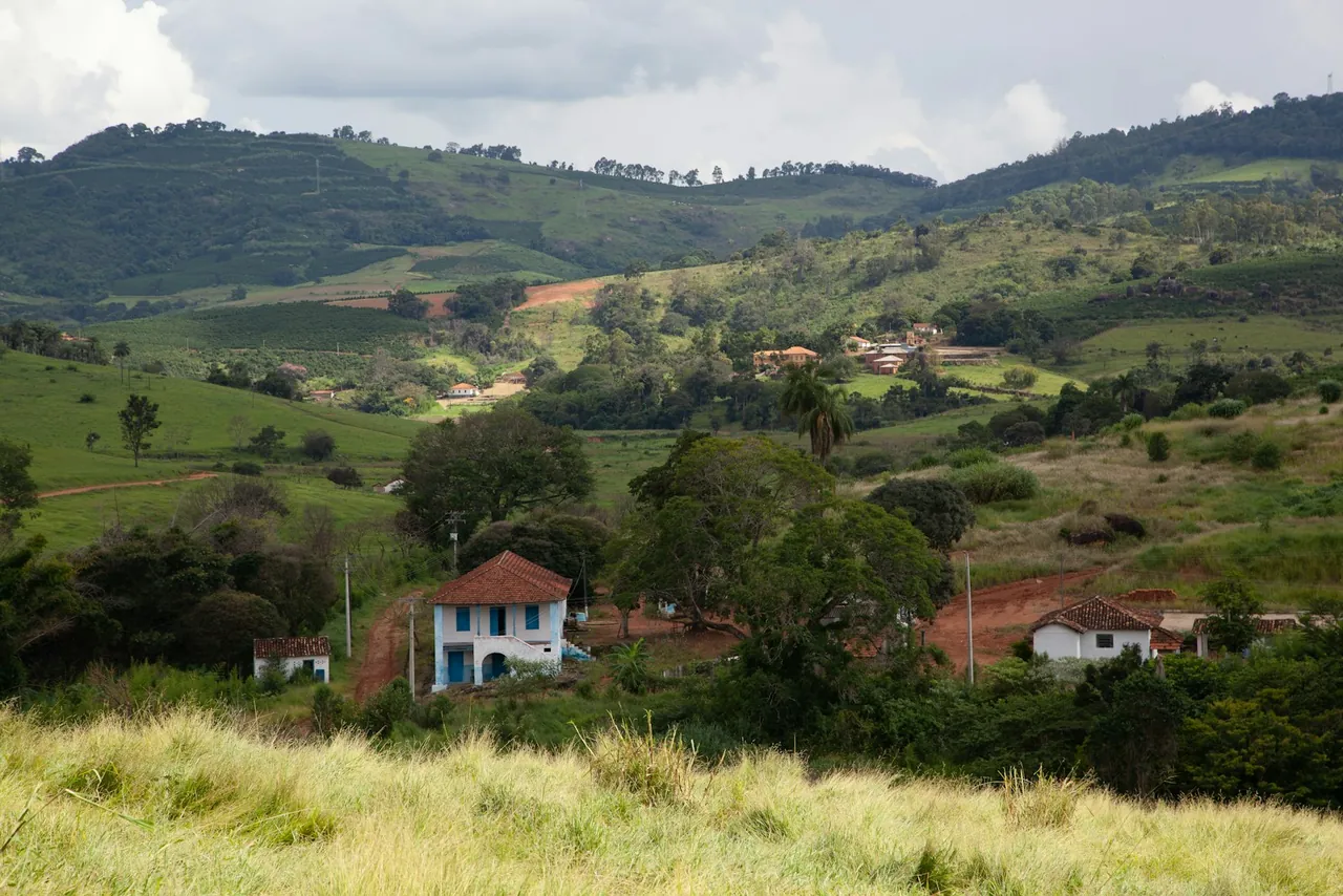 Sede de fazenda entre morros verdes